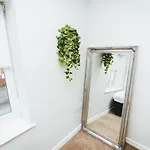 Newly Refurbished House - 10 Minute Walk From City Centre