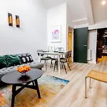 Modern 2 Bedroom Queen Street Apartment