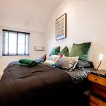 Modern 2 Bedroom Queen Street Apartment