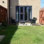 Queens Lodge - Beautiful Modern House With Free Parking - Marvello Properties