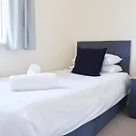 Queens Lodge - Beautiful Modern House With Free Parking - Marvello Properties