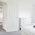 Stylish 2 Bed Apartment With Beautiful Garden