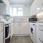 Stylish 2 Bed Apartment With Beautiful Garden