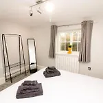Spacious 2 Bed City Centre Apartment With Parking