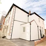 Spacious 2 Bed City Centre Apartment With Parking
