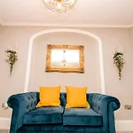Spacious 2 Bed City Centre Apartment With Parking