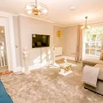 Spacious 2 Bed City Centre Apartment With Parking