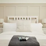 Luxurious And Modern 3 Bed Townhouse With Parking