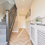 Luxurious And Modern 3 Bed Townhouse With Parking
