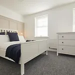 Luxurious And Modern 3 Bed Townhouse With Parking