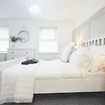 Luxurious And Modern 3 Bed Townhouse With Parking