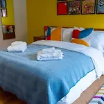 1960S Inspired City Centre Apartment For 4 With Parking