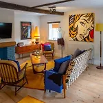 1960S Inspired City Centre Apartment For 4 With Parking