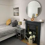 Stunning 4 Bedrooms Golden Triangle With Parking