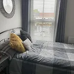 Stunning 4 Bedrooms Golden Triangle With Parking