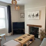 Stunning 4 Bedrooms Golden Triangle With Parking