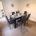 Amorly House - Sleeps 8 Free Permit Parking Big Spacious With Games Room