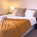 Amorly House - Sleeps 8 Free Permit Parking Big Spacious With Games Room