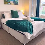 Amorly House - Sleeps 8 Free Permit Parking Big Spacious With Games Room