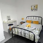 Contractor And Family Friendly Grade II Townhouse- 3 Bedrooms- Free Parking