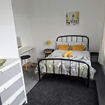Contractor And Family Friendly Grade II Townhouse- 3 Bedrooms- Free Parking