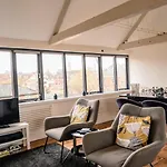 Contractor And Family Friendly Grade II Townhouse- 3 Bedrooms- Free Parking
