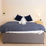 8 Guests - 4 Bedrooms - Parking - Garden