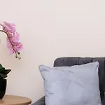 8 Guests - 4 Bedrooms - Parking - Garden