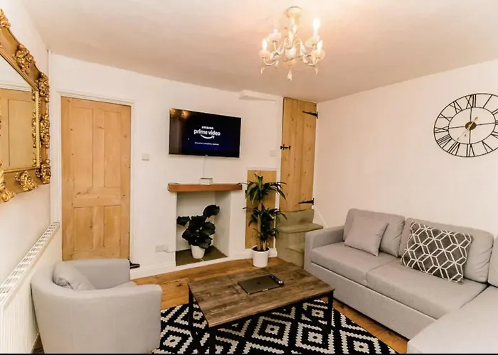 Large Stunning City Centre House With Cinema Room