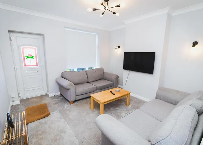 Newly Refurbished House - 10 Minute Walk From City Centre