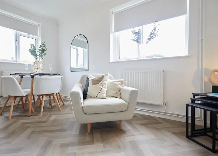 Stylish 2 Bed Apartment With Beautiful Garden