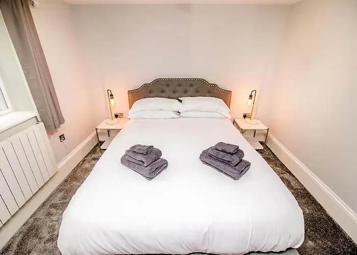 Spacious 2 Bed City Centre Apartment With Parking