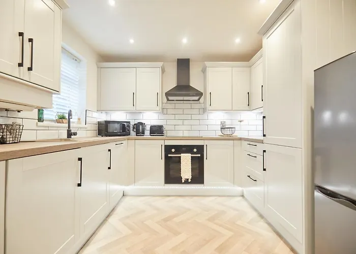 Luxurious And Modern 3 Bed Townhouse With Parking