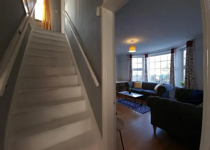 Stylish 5 Bedroom House With Comfy Living Space