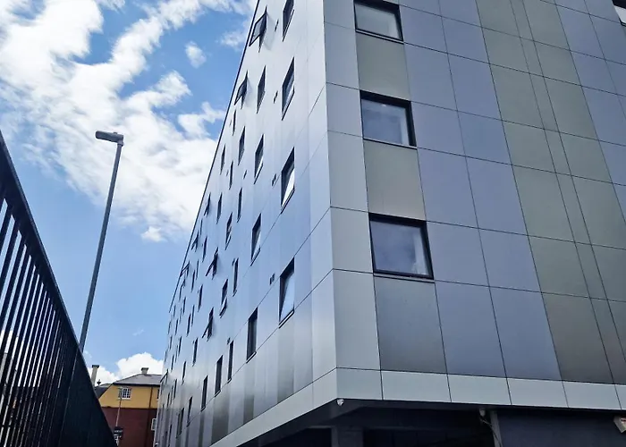 Funky Flat - City Centre - Free Parking