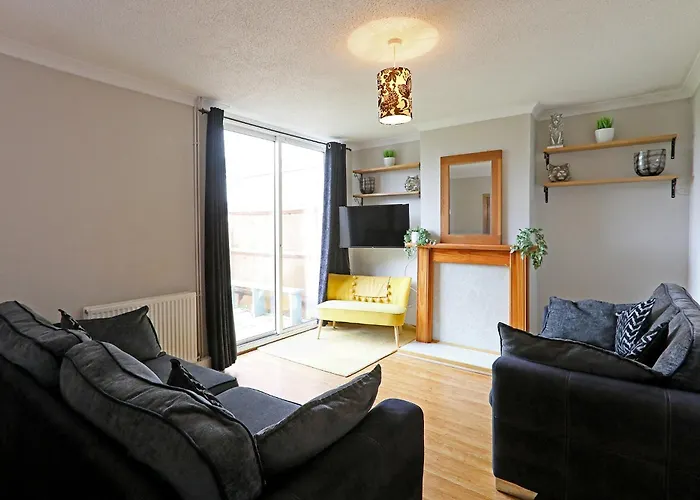 Lovely 3 Bedroom House With Free Parking & Garden