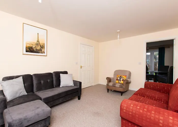 8 Guests - 4 Bedrooms - Parking - Garden