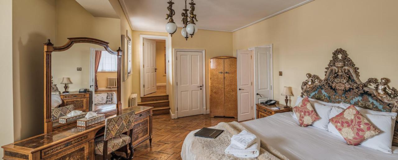 St Giles House 4*