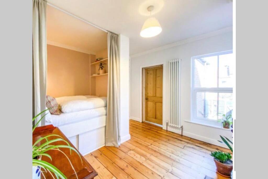 Beautiful Two Bed Victorian Terrace House Holiday home *