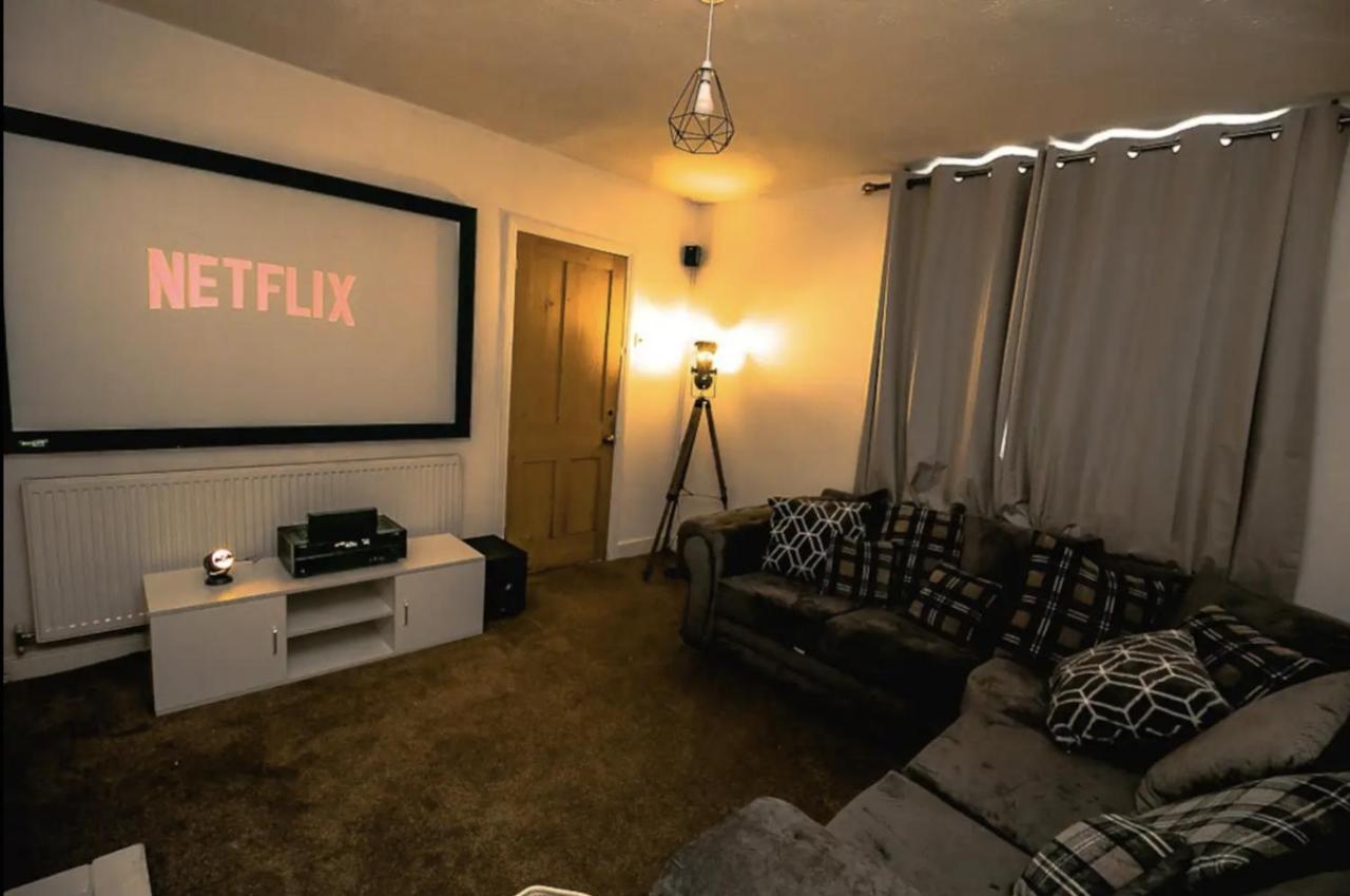 Large Stunning Centre House With Cinema