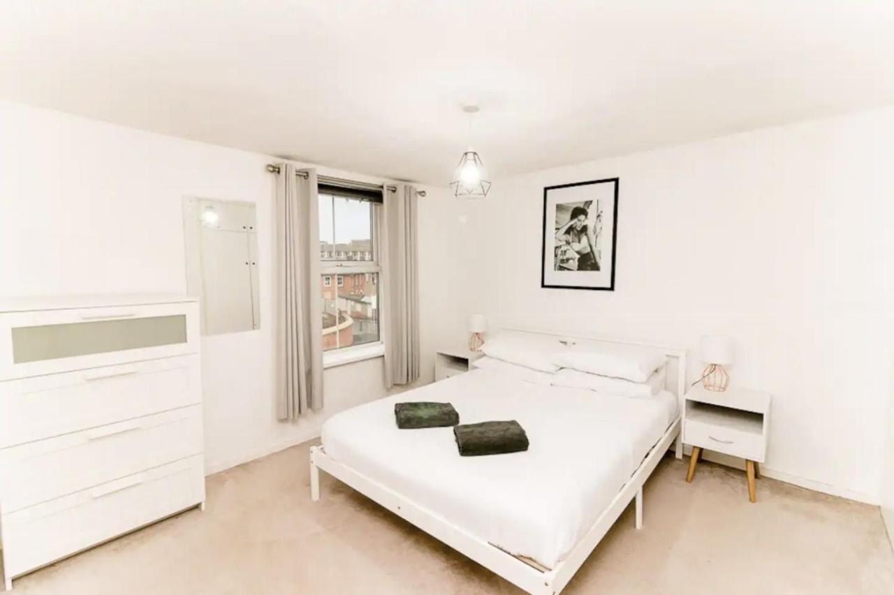 Large Stunning Centre House With Cinema *