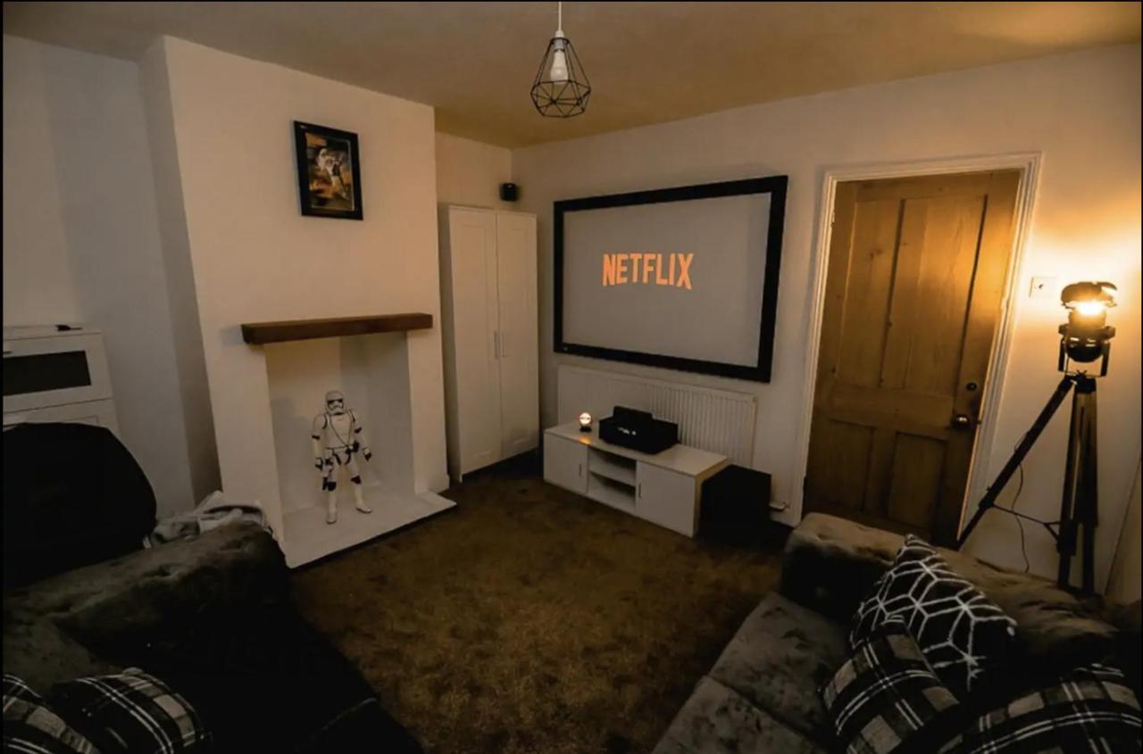 Large Stunning Centre House With Cinema NWI