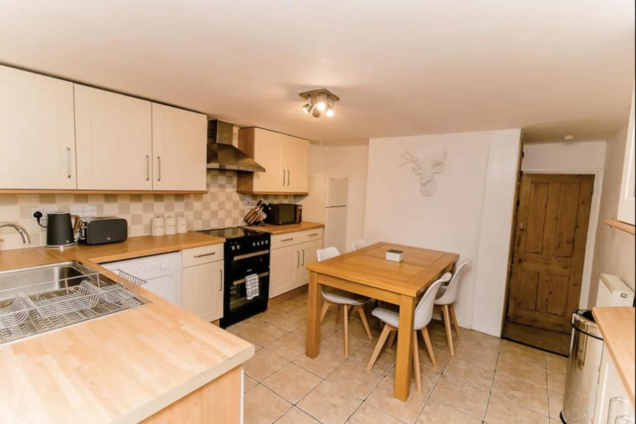 Large Stunning Centre House With Cinema NWI