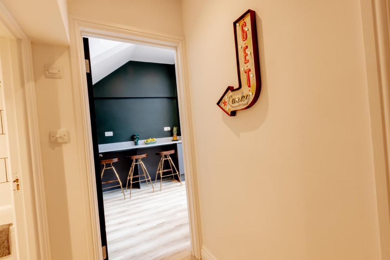 Modern 2 Bedroom Queen Street Apartment