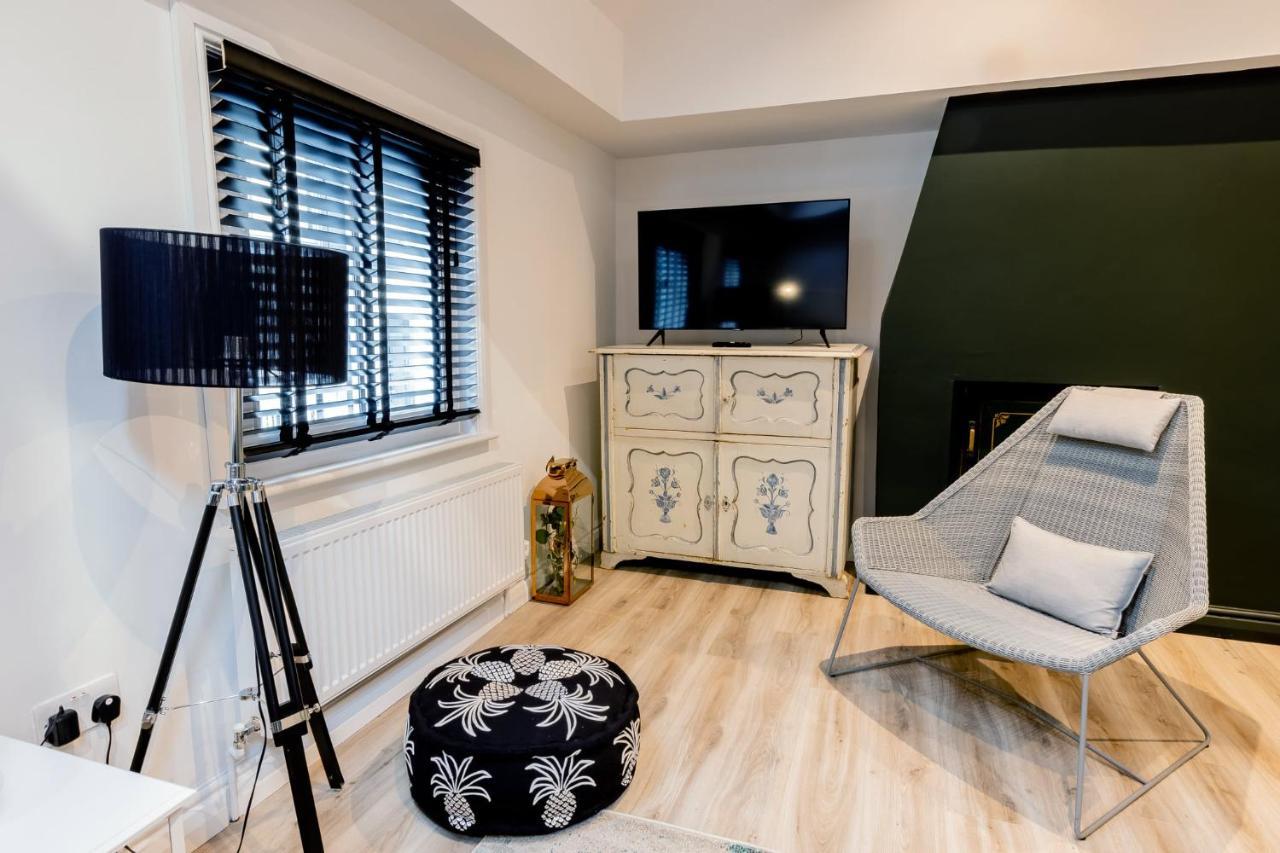 Large Modern 2 Bedroom Queen Street