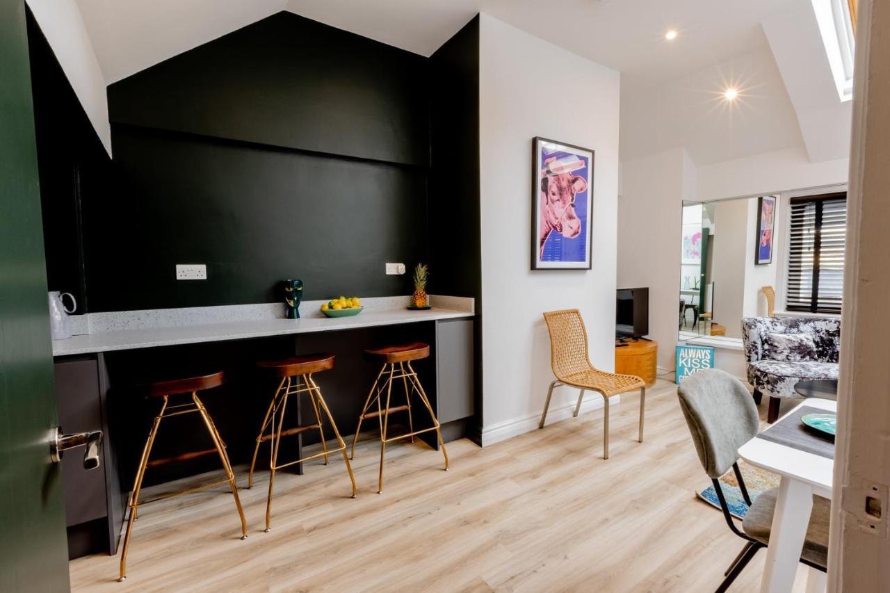 Modern 2 Bedroom Queen Street Apartment *