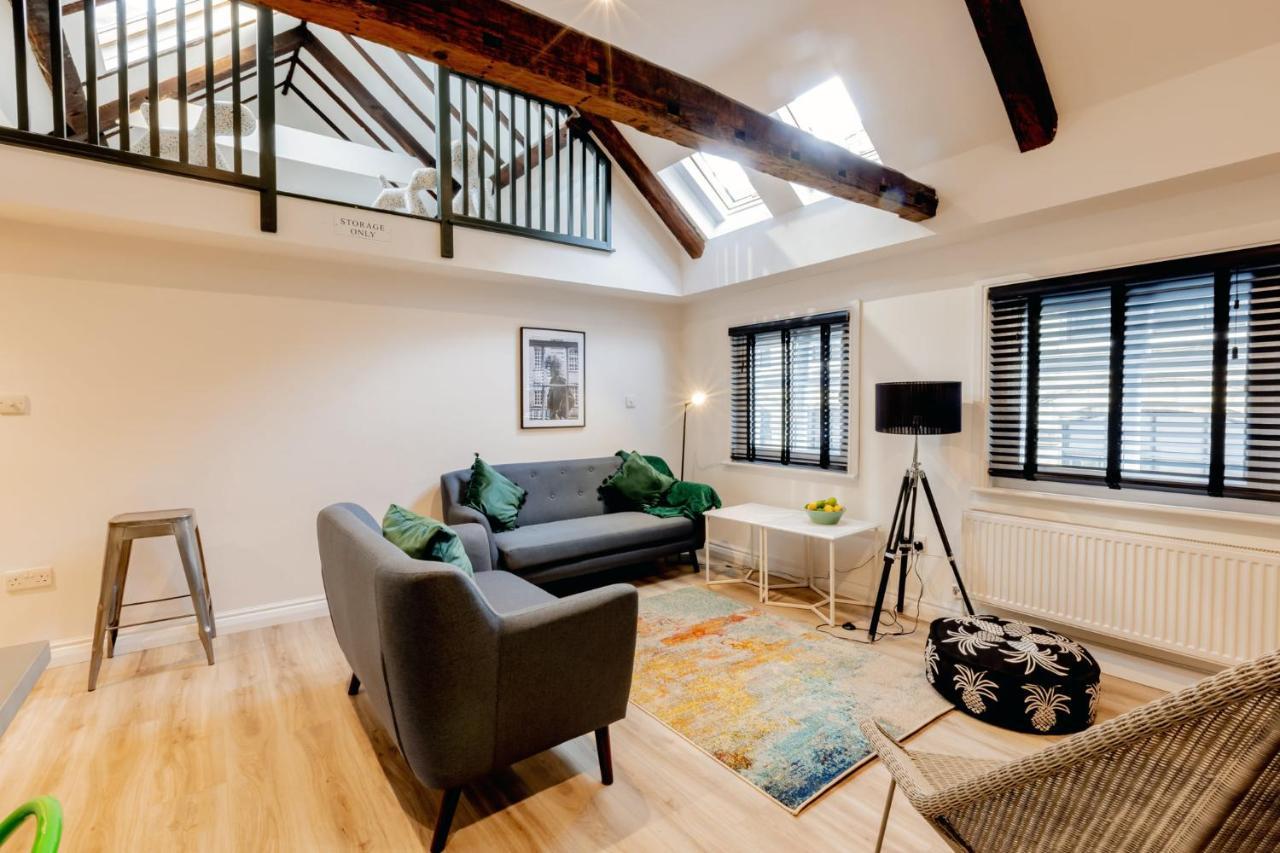Large Modern 2 Bedroom Queen Street *