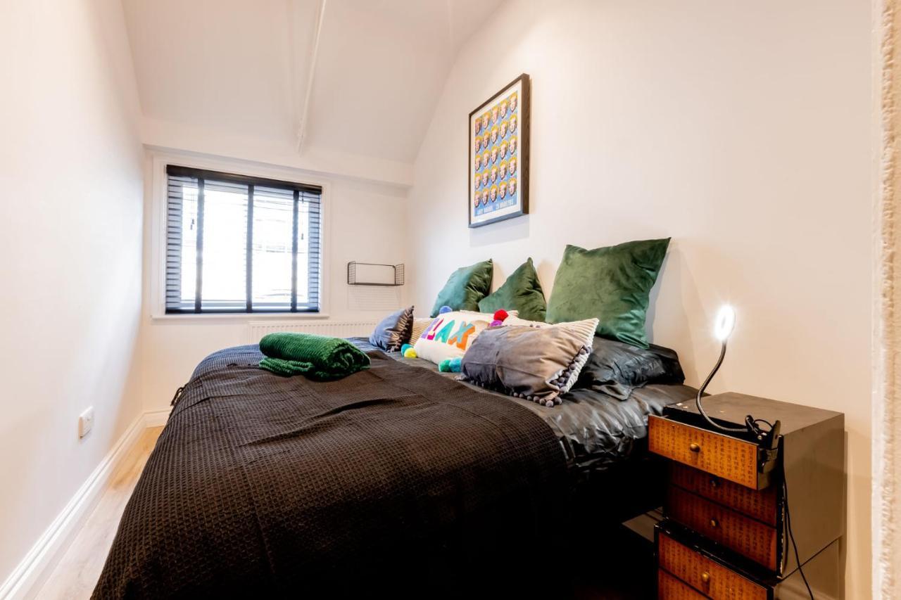 Modern 2 Bedroom Queen Street Apartment