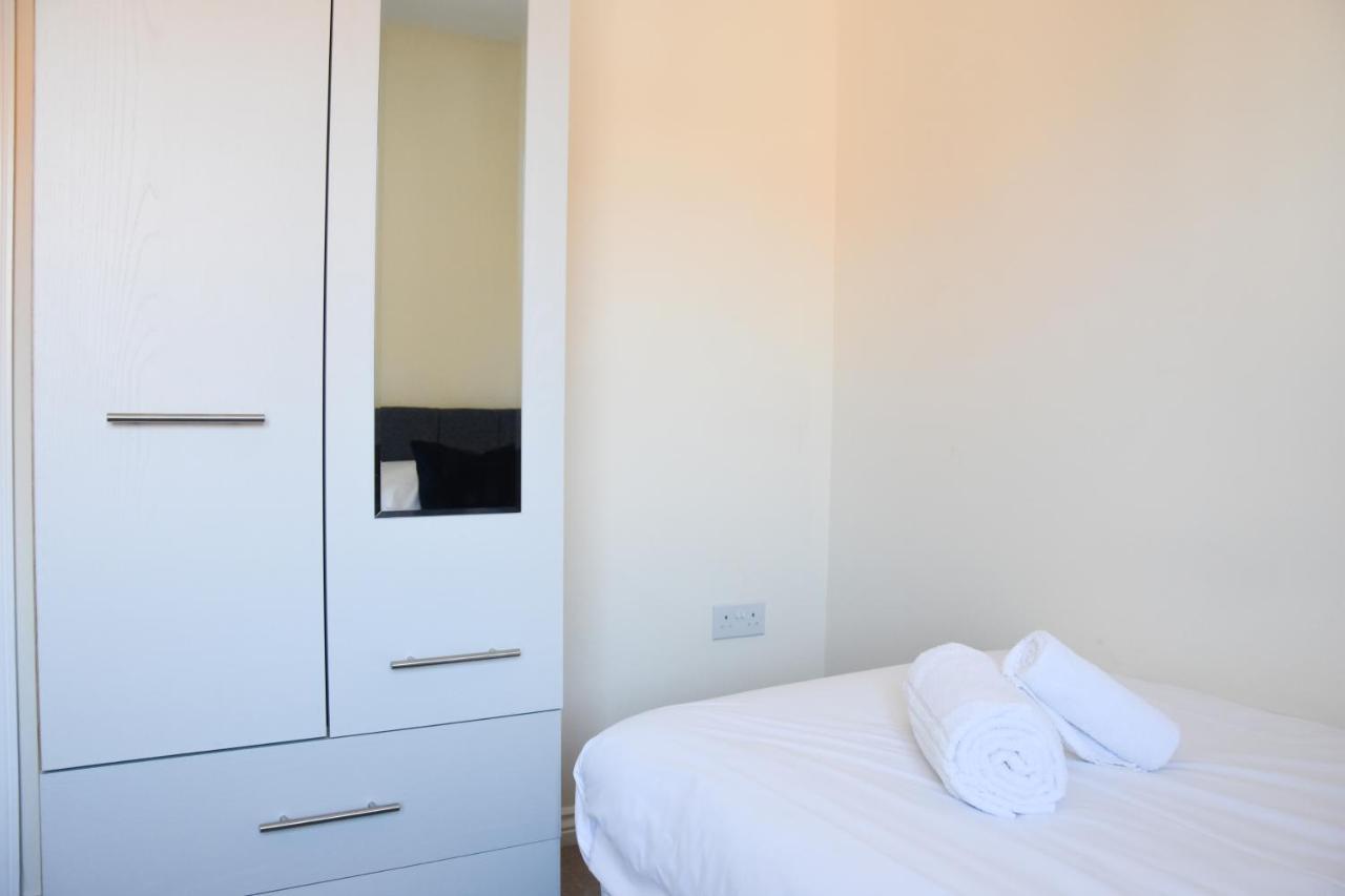 Holiday home Queens - Beautiful Modern House With Free Parking - Marvello