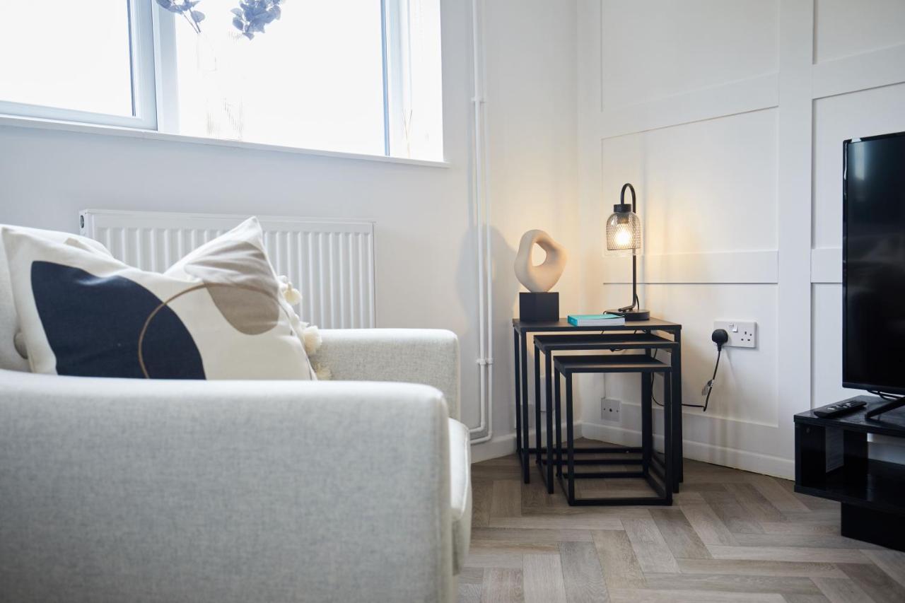 Stylish 2 Bed With Beautiful Garden Apartment *